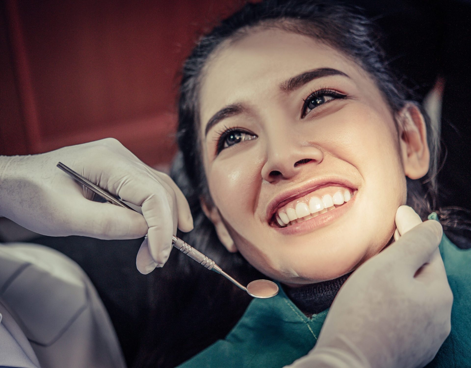 The dentist examines the patient's teeth.